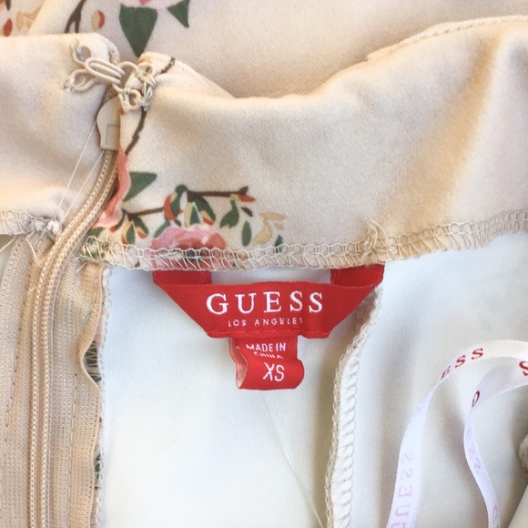 Sold Guess Kissy Off-The-Shoulder floral jumpsuit - Picture 8 of 8